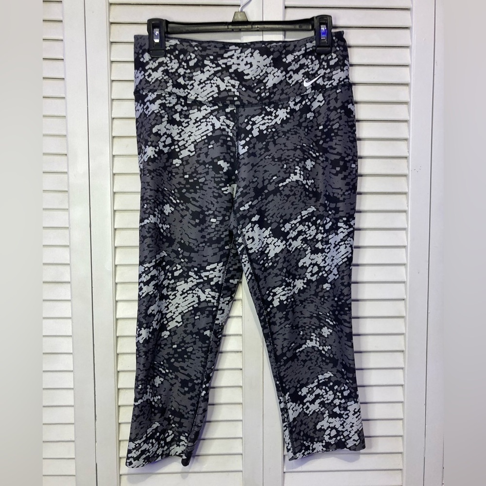 Woman’s Nike Ten Less Plastic Bottle Dri Fit Grey And Black Leggings Size Medium